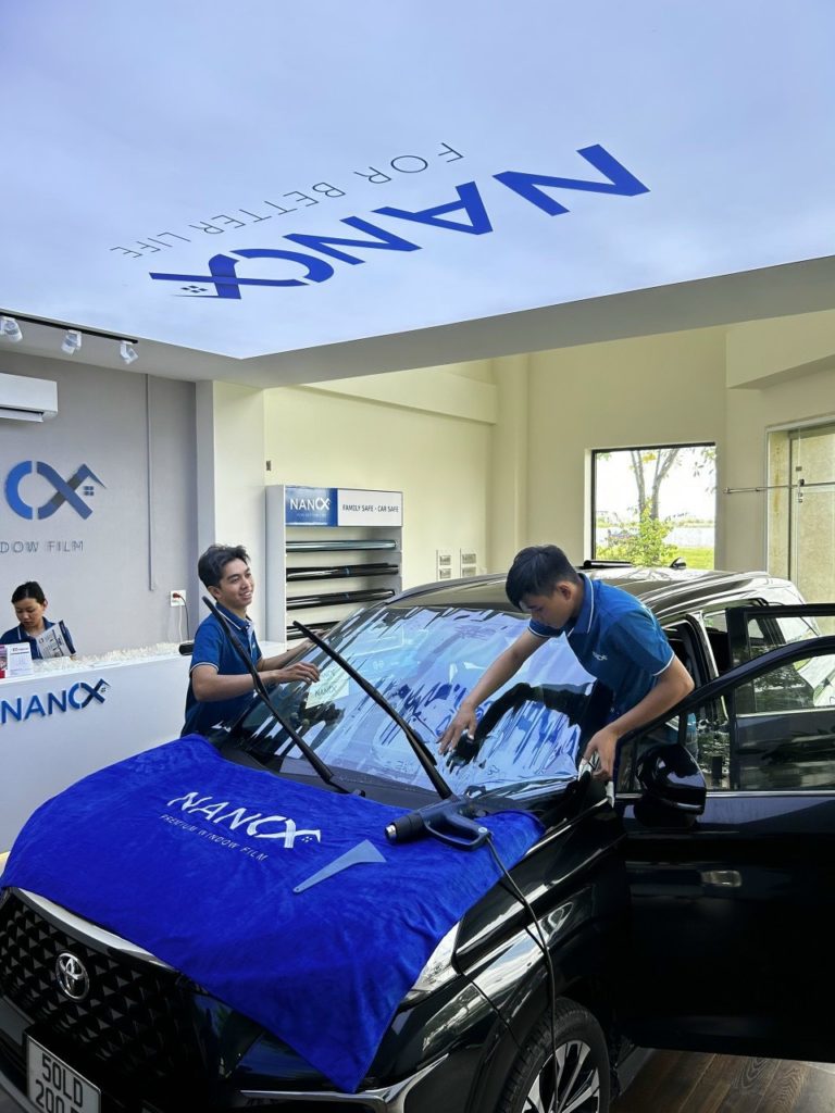 Thi công dán phim cách nhiệt ô tô